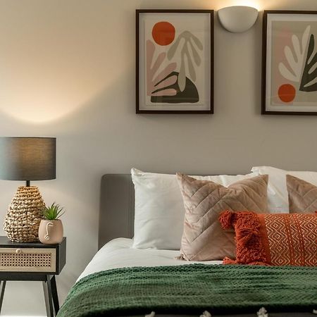 2 Bedroom Apartment With Park Views Shoreditch ลอนดอน ภายนอก รูปภาพ
