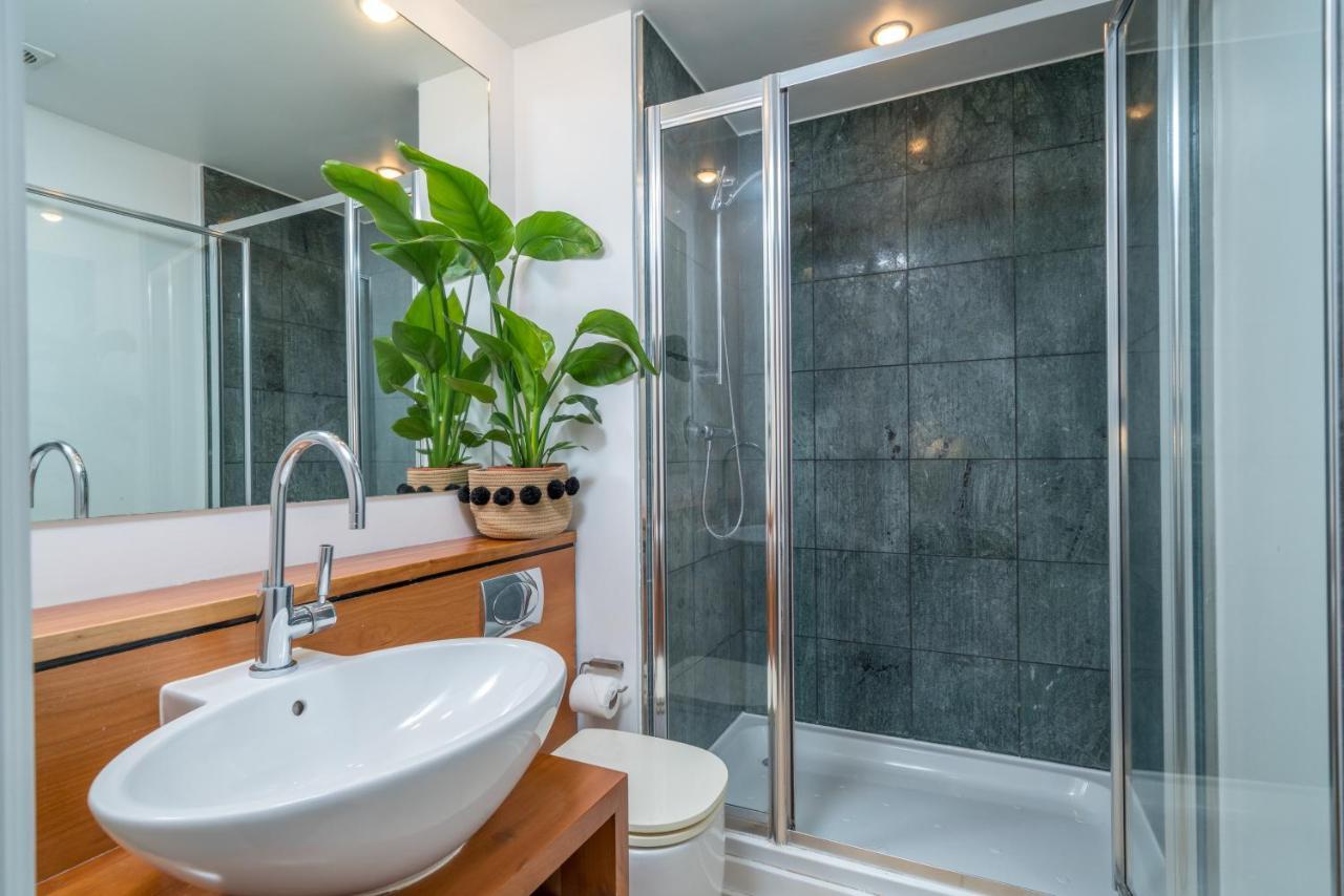 2 Bedroom Apartment With Park Views Shoreditch ลอนดอน ภายนอก รูปภาพ
