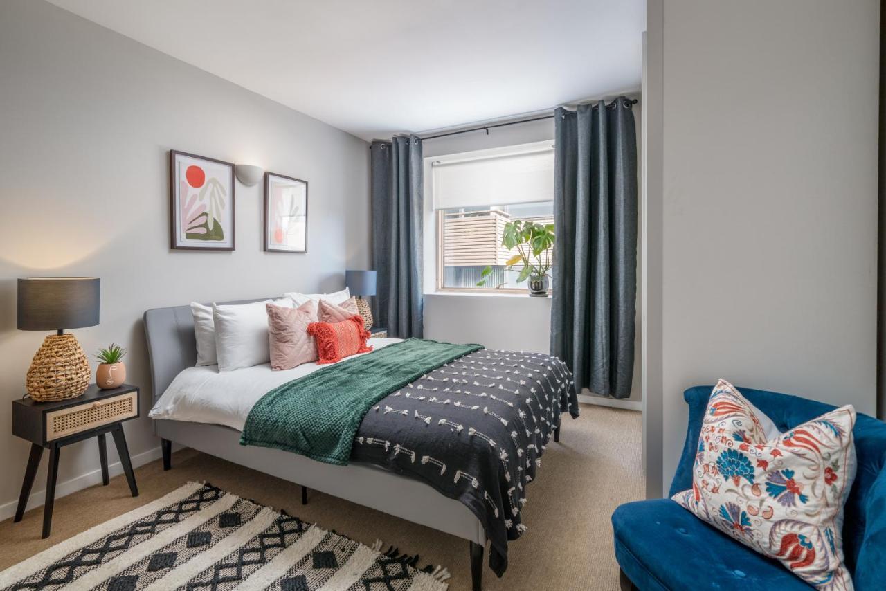 2 Bedroom Apartment With Park Views Shoreditch ลอนดอน ภายนอก รูปภาพ