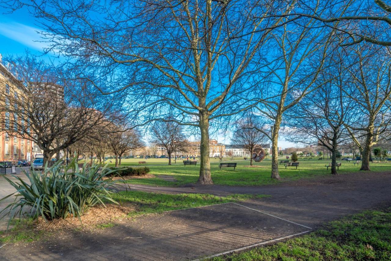 2 Bedroom Apartment With Park Views Shoreditch ลอนดอน ภายนอก รูปภาพ